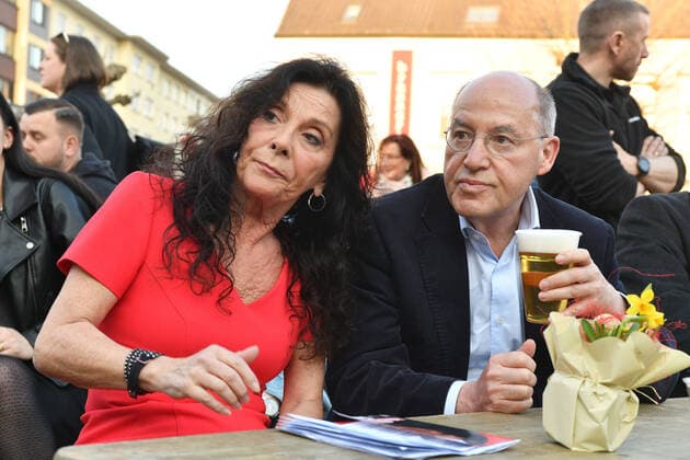 Bilder des Jahres 2022, News 03 März News Themen der Woche KW12 News Bilder des Tages Neunkirchen Die Prognosen sehen für die Linkspartei eine Zitterpartie für den Einzug in den kommenden Landtag. Der Wahlkampfabschluss der Partei am Mittwochabend (23.3.2022) auf den Neunkircher Stummplatz vermittelte einen anderen Eindruck. Die Linke hatte in die Hüttenstadt geladen, lud zum Essen ein und verlangte für Getränke pauschal einen Euro. Da blieb kein Platz leer, nachdem das musikalische Rahmenprogramm beendet und die Bühne frei war für Spitzenkandidatin Barbara Spaniol und ihren Parteifreund aus Berlin, Gregor Gysi.