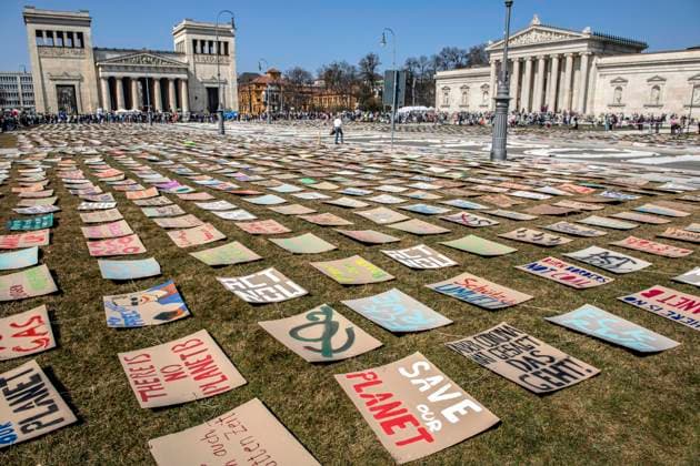 Bilder des Jahres 2022, News 03 März News Themen der Woche KW12 News Bilder des Tages Kunstaktion von Fridays for Future, beim Globalen Klimastreik, Kundgebung auf dem Königsplatz, München, 25. März 2022 Deutschland, München, 25.03.2022, Globaler Klimastreik, Kunstaktion, hunderte Plakate zu Klima, Politik und Umwelt bedecken den halben Königsplatz, Kundgebung von Fridays for Future auf dem Königsplatz, ab 12 Uhr, Demo für eine klimagerechte Welt, Motto PeopleNotProfit, ca. 800 Teilnehmer, im Hintergrund die Propyläen und die Glyptothek, März 2022, Bayern,