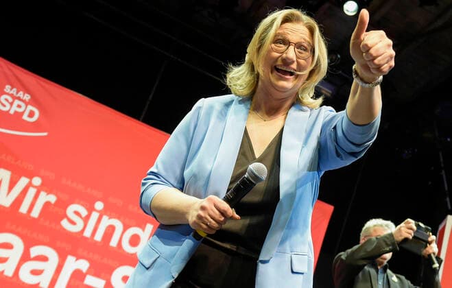 Bilder des Jahres 2022, News 03 März News Themen der Woche KW12 News Bilder des Tages Anke Rehlinger (SPD) Feiert am Sonntag (27.03.2022)nach dem Wahlerfolg beoi der Landtagswahl 2022 in der Garage in Saarbrücken mit ihren Genossen.