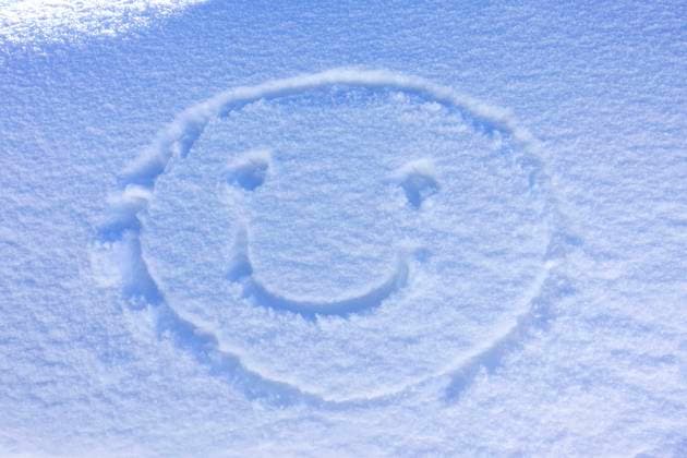 Freundliches Smiley-Gesicht in den Schnee gezeichnet Smiley in Snow