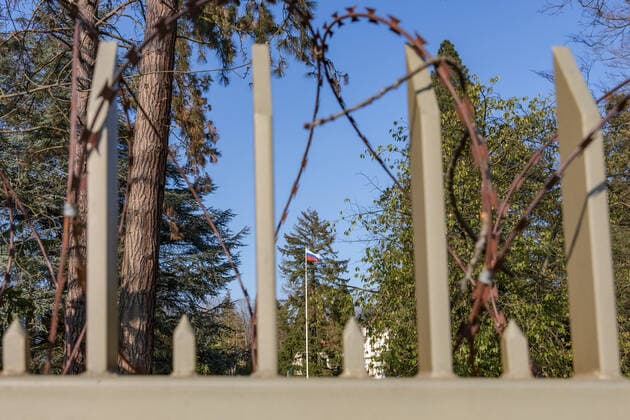 Das Generalkonsulat der Russischen Föderation in Bonn war Standort der Botschaft der UdSSR, sowie bis zum Umzug der Bundesregierung 1999 die Botschaft der Russischen Föderation. Das Konsulat ist Ziel vieler Demonstrationen und Mahnwachen aus Anlass des Angriffskrieges in der Ukraine. Bonn Schweinheim NRW Deutschland