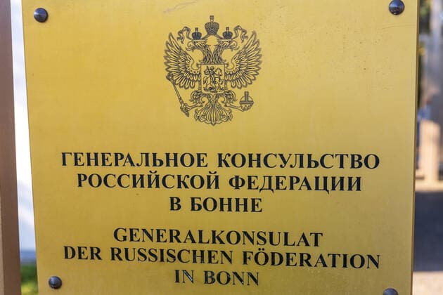 Das Generalkonsulat der Russischen Föderation in Bonn war Standort der Botschaft der UdSSR, sowie bis zum Umzug der Bundesregierung 1999 die Botschaft der Russischen Föderation. Das Konsulat ist Ziel vieler Demonstrationen und Mahnwachen aus Anlass des Angriffskrieges in der Ukraine. Bonn Schweinheim NRW Deutschland