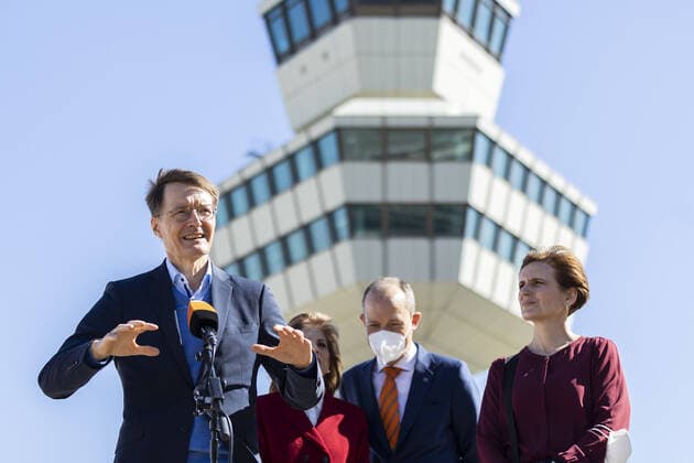 Bilder des Jahres 2022, News 03 März News Themen der Woche KW13 News Bilder des Tages Karl Lauterbach (SPD), Bundesminister fuer Gesundheit, aufgenommen im Rahmen eines Besuches im Ukraine-Ankunftsszentrum am ehemaligen Flughafen Tegel in Berlin, 28.03.2022. Berlin Deutschland