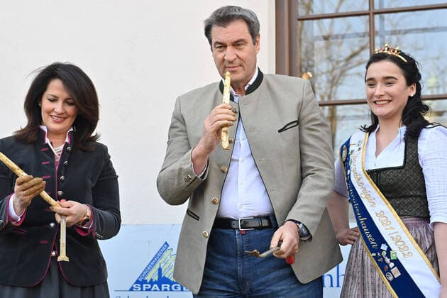 Bilder des Jahres 2022, News 03 März News Themen der Woche KW13 News Bilder des Tages Markus SOEDER (Ministerpraesident Bayern und CSU Vorsitzender) und Landwirtschaftsministerin Michaela Kaniber gemeinsam mit der Schrobenhausener Spargelkoenigin Annalena Fischhaber bei der Eroeffnung der bayerischen Spargelsaison mit einem symbolischen Anstich auf dem Muenchner Viktualienmarkt am 28.03.2022,