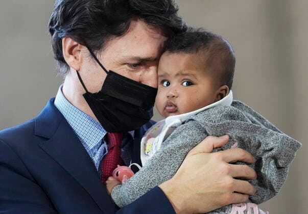 Bilder des Jahres 2022, News 03 März News Themen der Woche KW13 News Bilder des Tages March 28, 2022, BRAMPTON, ON, CANADA: Prime Minister Justin Trudeau, left, holds five-month-old Manal Hussen as the federal government reaches an agreement with Ontario for a $10-a-day child-care program deal in Brampton, Ont., on Monday, March 28, 2022. BRAMPTON CANADA - ZUMAc35_ 20220328_zaf_c35_022 Copyright: xNathanxDenettex