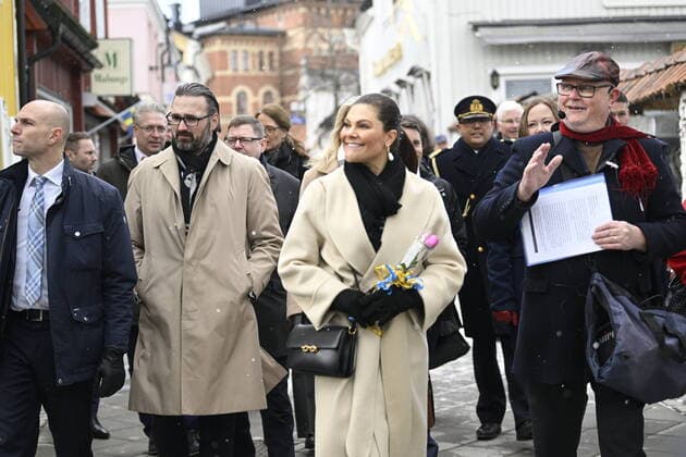 Crown Princess Victoria receives anniversary mugs during her city walk Crown Princess Victoria participates in Norrtalje s 400th anniversary celebrations in Norrtalje, Sweden, March 29, 2022 NORRTÄLJE SWEDEN x10080x,  Copyright: xFredrikxSandberg TTx CROWN PRINCESS VICTORIA NORRTALJE