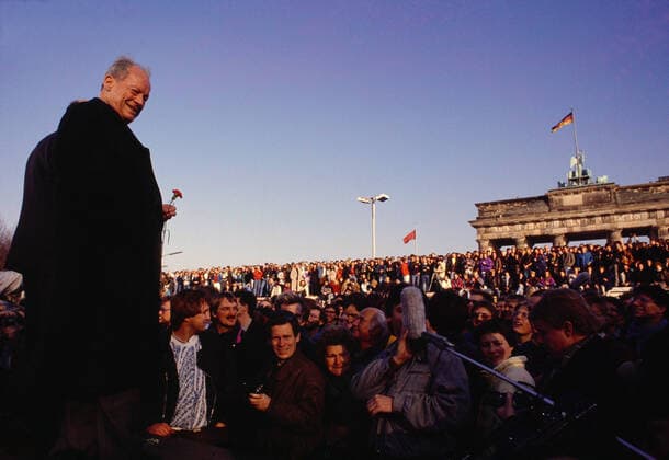 11.11.1989 Mauerfall Der ehemalige Bundeskanzler der Bundesrepublik Deutschland WILLY BRANDT (Herbert Ernst Karl Frahm, SPD) steht nach der Grenzoeffnung durch die DDR-Regierung mit der feiernden BevoeParteien, lkerung auf der Strasse des 17. Juni am Brandenburger Tor in Berlin - 11.11.1989 - BERLIN BERLIN DEUTSCHLAND-GERMANY