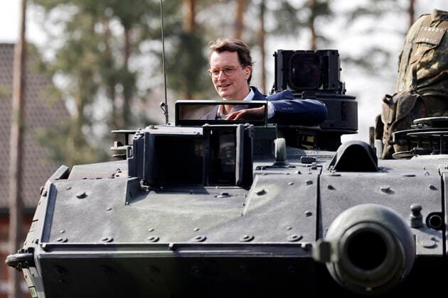 Bilder des Jahres 2022, News 03 März News Themen der Woche KW13 News Bilder des Tages Ministerpräsident Hendrik Wüst in einem Leopard 2A6 beim Besuch der Panzerbrigade 21 Lipperland in der Generalfeldmarschall-Rommel-Kaserne im Kreis Lippe. Dieser Truppenteil der Bundeswehr stellt regelmäßig Kräfte zur Erfüllung der internationalen Verpflichtungen der Bundesrepublik Deutschland zur Verfügung wie etwa im Rahmen der geplanten NATO-Präsenzerhöhung in Litauen 2022. Augustdorf, 30.03.2022 Deutschland Copyright: xChristophxHardtx