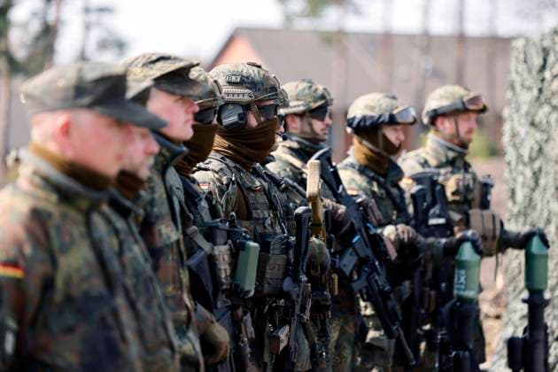 Soldaten präsentieren Waffen und mehrere Panzerfaust 3 EX beim Besuch von Ministerpräsident Hendrik Wüst bei der Panzerbrigade 21 Lipperland in der Generalfeldmarschall-Rommel-Kaserne im Kreis Lippe. Dieser Truppenteil der Bundeswehr stellt regelmäßig Kräfte zur Erfüllung der internationalen Verpflichtungen der Bundesrepublik Deutschland zur Verfügung wie etwa im Rahmen der geplanten NATO-Präsenzerhöhung in Litauen 2022. Augustdorf, 30.03.2022 NRW Deutschland Copyright: xChristophxHardtx