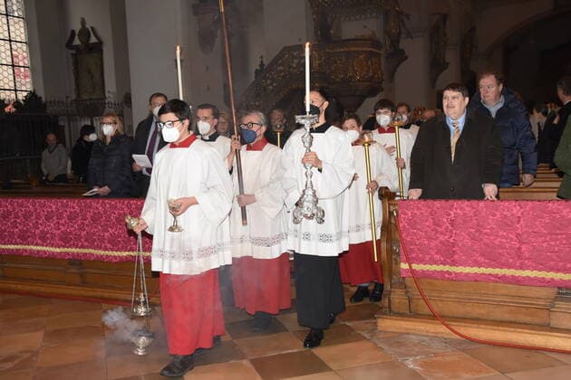 Einzug Ministranten Rechts Dr h.c Bernd Posselt MdEP a.D. Praesident der Paneuropa-Union Max Strauss Muenchen 01.04.2022 Rindermarkt 1 Kath Kirche St. Peter -Alter Peter -Gedenk.Gottesdienst Zum 100. Todestages des Sel. Kaisers Karl I. aus dem Hause Habsburg. Muenchen