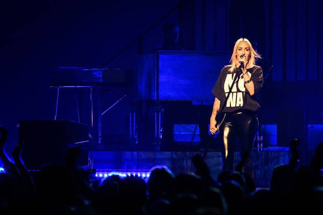 Bilder des Jahres 2022, Entertainment 04 April Entertainment Themen der Woche KW13 Entertainment Bilder des Tages 02.04.2022, xlakx, Entertaiment Musik Pop, Sarah Connor emspor, v.l.Saengerin Sarah Connor sing bei ihrem Konzert Herz Kraft Werke in der Mercedes Benz Arena Berlin