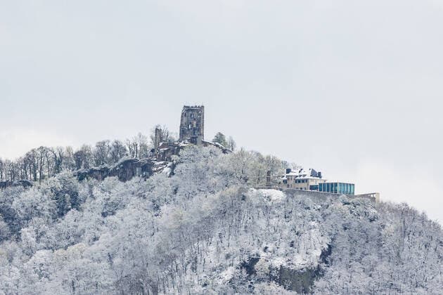 Bilder des Jahres 2022, News 04 April News Themen der Woche KW13 Der schneebedeckte Drachenfels - Das Aprilwetter sorgte für reichlichen Schneefall über dem Bonner Rheintal in Höhe des Rodderbergs in Sichtweite des Siebengebirges. Mehrere Zentimeter Schnee sind in der Nacht auf den Samstag bis in das bereits erblühte Flachland gefallen. 02.04.2022 Bonn Mehlem NRW Deutschland