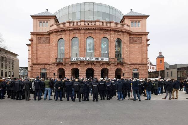 Bilder des Jahres 2022, News 04 April News Themen der Woche KW14 News Bilder des Tages Kundgebung in Gedenken an die Opfer der Mordnacht vom 31. Januar2022, Mainz, Ernst-Ludwig-Platz, Mehrere hundert Polizisten kamen zu einem Aufzug samt Kundgebung auf den Ernst-Ludwig-Platz in Mainz. Unter dem Motto In Gedenken an Yasmin und Alexander, zur Stärkung von Demokratie und Rechtsstaat und für Frieden und Freiheit. Mainz Theaterplatz Rheinland-Pfalz Deutschland