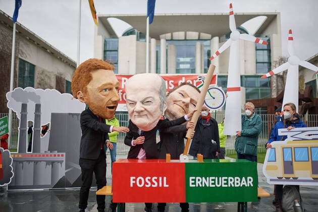 Bilder des Jahres 2022, News 04 April News Themen der Woche KW14 News Bilder des Tages Vor dem Kanzleramt in Berlin legten Kundgebungsteilnehmer mit Grossmasken von Bundeskanzler Olaf Scholz, Bundesfinanzminister Christian Lindner und Bundeswirtschaftsminister Robert Habeck, einen Schalter von fossilen auf Erneuerbare Energien um (Foto vom 06.04.2022). BUND, Campact, DNR, DUH, Germanwatch, Nabu und WWF fordern angesichts der aktuellen Energiekrise ein umfangreiches Investitions- und Massnahmenpaket fuer die Energiewende. Die von der Bundesregierung bisher geplanten Entscheidungen reichen dem Buendnis zufolge nicht aus, um die Abhaengigkeit von fossilen Energietraegern zu beenden. (Siehe epd-Meldung vom 06.04.2022)