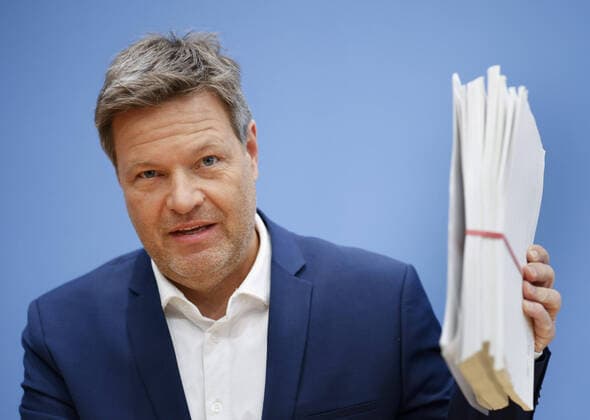 Bilder des Jahres 2022, News 04 April News Themen der Woche KW14 News Bilder des Tages Robert Habeck (Buendnis 90 Die Gruenen), Bundesminister fuer Wirtschaft und Klimaschutz und Vizekanzler, stellt vor der Bundespressekonferenz die Anpassung von Energie-Gesetzen im Osterpaket des BMWK vor. Berlin, 13.02.2013. Berlin Deutschland Copyright: xThomasxImox