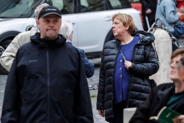 Bilder des Jahres 2022, News 04 April News Themen der Woche KW14 Entertainment Bilder des Tages April 6, 2022, Rome, Italia: Former German Chancellor Angela Merkel, who is in Rome today, is seen while walking through the streets of the historic center, dressed casually and protected by an escort of plainclothes agents, in Rome, Italy, 06 April 2022. ANSA GIUSEPPE LAMI Rome Italia - ZUMAa110 20220406_zaf_a110_024 Copyright: xGiuseppexLamix