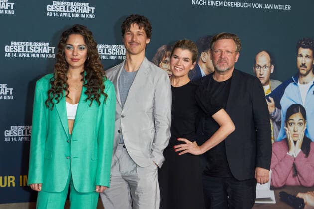 Bilder des Jahres 2022, Entertainment 04 April Entertainment Themen der Woche KW14 Entertainment Bilder des Tages Nilam Farooq, Florian David Fitz, Anke Engelke und Justus von Dohnànyi - Gaesteankunft zur Premiere von Eingeschlossene Gesellschaft im ICI Lux Kino in Berlin am 06.04.2022. Premiere Eingeschlossene Gesellschaft