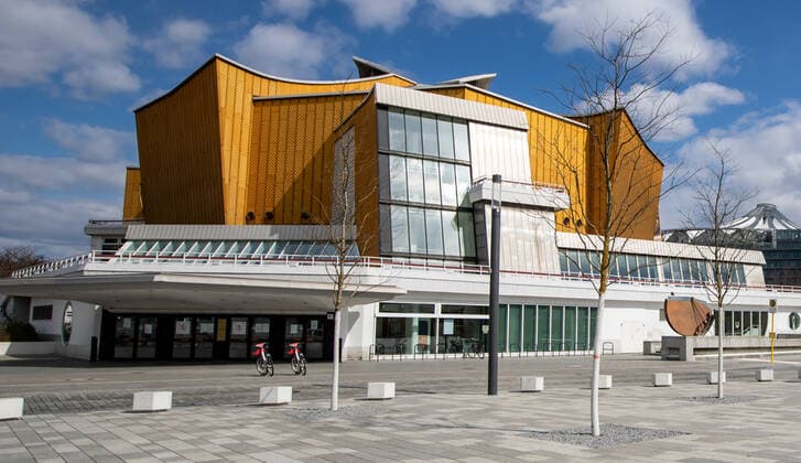 Berliner Philharmonie Berlin, 03.04.2022, Berliner Philharmonie von aussen im Fruehling bei Sonnenschein. Berlin Berlin Deutschland City