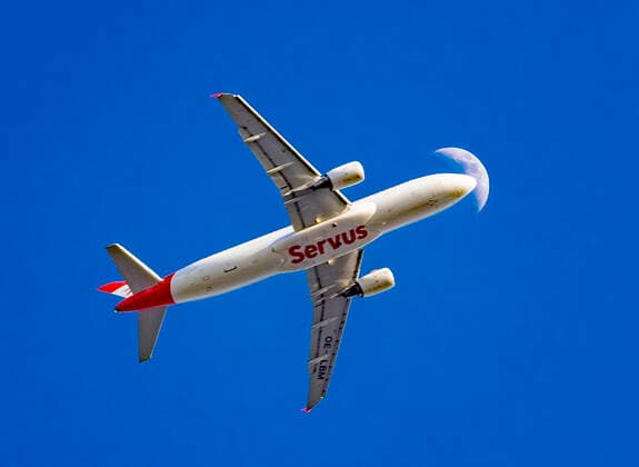 Bilder des Jahres 2022, Entertainment 04 April Entertainment Themen der Woche KW14 Flugzeug vor Mond Ein Flugzeug Airbus A320-214 der österreichischen Fluggesellschaft Austrian Airlines beim Landeanflug auf den Frankfurter Flughafen vor dem Mond Offenbach am Main Hessen Deutschland
