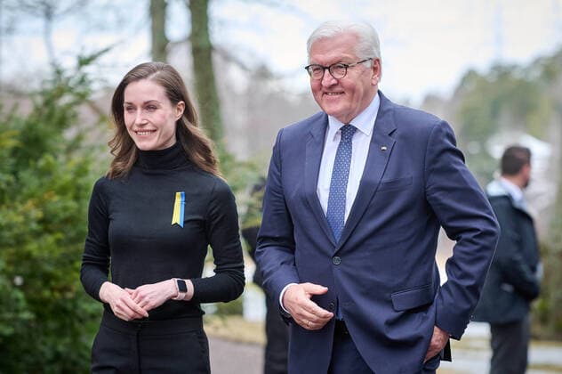 Bilder des Jahres 2022, News 04 April News Themen der Woche KW14 News Bilder des Tages Reise des Bundespräsidenten nach Helsinki in Finnland Bundespräsident Frank-Walter Steinmeier (SPD) reist am 08.04.2022 zu einem Arbeitsbesuch nach Finnland. Auf dem Programm in Helsinki stehen ein Treffen mit dem Präsidenten Finnlands Sauli Niinistö und der finnischen Ministerpräsidentin Sanna Marin, sowie die Teilnahme an einer Videoansprach des Präsidenten der Ukraine Wolodymyr Selensky im finnischen Parlament und dem Besuch des Europäischen Exzellenzzentrum für hybride Bedrohungen. Im Bild ist Sanna Marin und Frank-Walter Steinmeier zu sehen. Helsinki Finnland