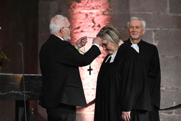 Bilder des Jahres 2022, News 04 April News Themen der Woche KW14 News Bilder des Tages Die erste Bischoefin der Evangelischen Landeskirche in Baden, Heike Springhart (Foto), ist am Sonntag (10.04.2022) mit einem Festgottesdienst offiziell in ihr Amt eingefuehrt worden. In dem Gottesdienst wurde auch ihr Vorgaenger, Jochen Cornelius-Bundschuh (Foto re.) in den Ruhestand verabschiedet. Die feierliche Uebergabe des Amtskreuzes durch Synodalpraesident Axel Wermke (Foto li.) fand im Beisein von mehr als 500 Gaesten in der Stadtkirche Karlsruhe statt und wurde auch im SWR-Fernsehen live uebertragen. (Siehe epd-Meldung vom 10.04.2022) Erste badische Bischoefin mit Festgottesdienst ins Amt eingefuehrt