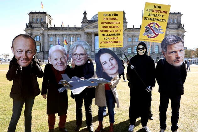 Bilder des Jahres 2022, News 04 April News Themen der Woche KW15 Demonstration der Organisation International Campaign to Abolish Nuclear weapons (ICAN) vor dem Reichstag. ICAN ist gegen die Beschaffung neuer Trägersysteme, wie z.B. das Kampfflugzeug F-35, für die US-Atomwaffen in Deutschland. Die Demonstration laeuft unter dem Motto ãAtombomber, Nein DankeÒ. DEU, Berlin, 11.04.2022