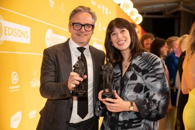 Bilder des Jahres 2022, Entertainment 04 April Entertainment Themen der Woche KW15 Entertainment Bilder des Tages 2022-04-11 19:23:43 LEUSDEN - Guus Meeuwis with his Pop Edison Oeuvre Prize after the presentation of the Edison Pop Prizes 2022 together with singer Meau, who received an Edison for best newcomer. ANP KIPPA PAUL BERGEN netherlands out - belgium out