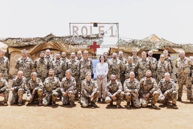 Bilder des Jahres 2022, News 04 April News Themen der Woche KW15 News Bilder des Tages Annalena Baerbock (Buendnis 90 Die Gruenen), Bundesaussenministerin, aufgenommen beim Sanitaetsstation Role 1 im Camp Castor in Gao, 12.04.2022. Aussenministerin Baerbock reist nach Mali und Niger, um sich ein Bild ueber sich Sicherheitslage und der politischen Lage zu machen. Gao Mali Copyright: xFlorianxGaertnerx