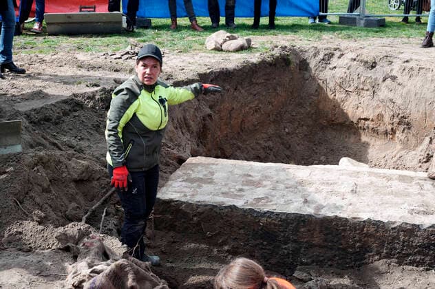 Bilder des Jahres 2022, News 04 April News Themen der Woche KW15 News Bilder des Tages Claudia M. Melisch, Archäologin und wissenschaftliche Grabungsleiterin, an der Fundstelle. Der Weiße Stier vom Humboldthain war eine überlebensgroße Marmorskulptur, die der Rixdorfer Künstler Professor Ernst Moritz Geyger (1861 bis1941) im Jahr 1901 erschaffen hat. Die rund 4 Meter lange und etwa 2,5 Meter hohe, stark naturalistisch gestaltete Stierskulptur wurde auf einem kleinen Hügel vor der Großen Wiese im Berliner Humboldthain aufgestellt und avancierte schnell zu einem beliebten Treffpunkt. Über den Verbleib des Stieres, der 1945 in den letzten Kriegstagen zerstört worden war, war nichts bekannt. Der Verein Berliner Unterwelten recherchierte und fand die Reste der Skulptur im Humboldthain. Berlin, 12.04.2022