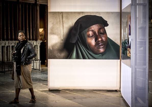 Bilder des Jahres 2022, Entertainment 04 April Entertainment Themen der Woche KW15 Entertainment Bilder des Tages Entertainment Bilder des Tages 2022-04-14 11:56:54 AMSTERDAM - The press preview of the World Press Photo Exhibition 2022 in the Nieuwe Kerk in Amsterdam. The exhibition showcases the winning photos and productions of the annual World Press Photo press photography competition. REMKO DE WAAL netherlands out - belgium out