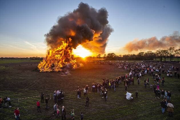 Bilder des Jahres 2022, News 04 April News Themen der Woche KW15 News Bilder des Tages 2022-04-17 20:05:04 DIJKERHOEK - An Easter fire on Easter Monday in the Dijkerhoek hamlet. The hamlet in the municipality of Rijssen-Holten has won the Easter fire competition with the largest Easter fire with a height of 15 meters and a volume of more than 4000 cubic meters of pruning wood. Due to the corona crisis and persistent drought, it is the first time in three years that Easter fires have been allowed again. ANP VINCENT JANNINK netherlands out - belgium out