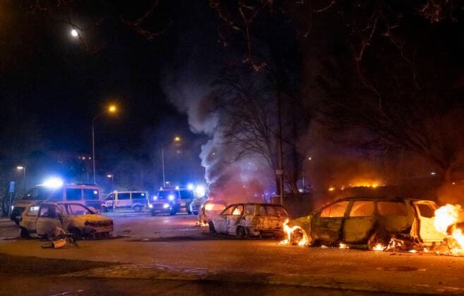 MALMÖ, SWEDEN 20220417 Police on the scene and cars on fire on Von Rosens väg near Rosengardsskolan in Malmo, Sweden, April 18, 2022 At midnight on Monday night, unrest broke out again at Rosengard in Malmö The police went to the scene with a large number of vehicles and fired tear gas to disperse crowds MALMÖ SWEDEN x50090x,  Copyright: xJohanxNilsson TTx UNROLE ROSENGARD MALMÖ
