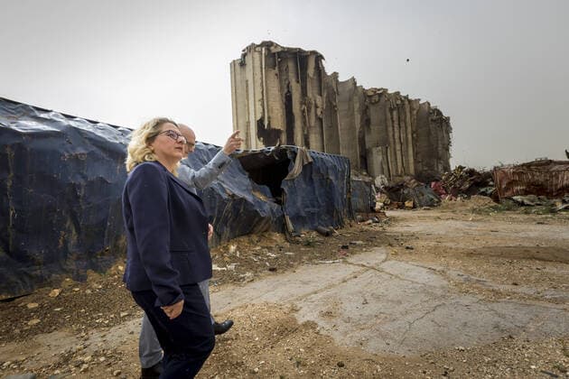 Bilder des Jahres 2022, News 04 April News Themen der Woche KW16 Svenja Schulze (SPD), Bundesministerin fuer wirtschaftliche Zusammenarbeit und Entwicklung, besichtigt die zerstoerten Getreidesilos im Hafen von Beirut. (hier mit dem deutschen Botschafter Andreas Kindl). Schulze befindet sich auf einer dreitaegigen Reise in den Libanon und nach Aethiopien. 24.04.2022 Beirut Lebanon