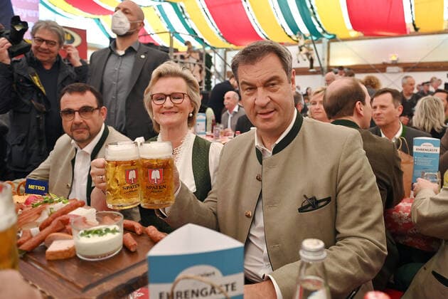 Bilder des Jahres 2022, News 04 April News Themen der Woche KW17 News Bilder des Tages Fruehlingsfest 2022 in Muenchen,Gastrofruehling im Hippodrom Festzelt am 25.04.2022. Markus SOEDER (Ministerpraesident Bayern und CSU Vorsitzender) und Angela INSELKAMMER (Praesidentin DEHOGA Bayern) prosten sich zu.Li:Klaus HOLETSCHEK (CSU,Gesundheitsminister Bayern).