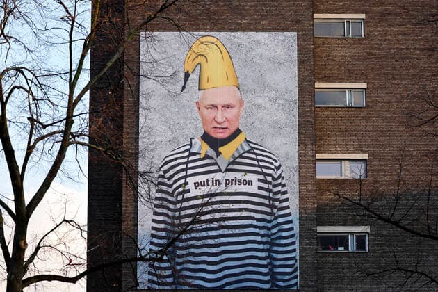 Bilder des Jahres 2022, News 04 April News Themen der Woche KW17 News Bilder des Tages Der russische Präsident Wladimir Putin ist auf einem XXL-Banner in Sträflingskleidung zu sehen. Hinter der Aktion steht der Kölner Bananen-Künstler Thomas Baumgärtel, der schon mit ähnlichen Aktionen gegen US-Präsident Donald Trump oder den türkischen Präsidenten Recep Tayyip Erdogan für Medienecho sorgte. Köln, 25.04.2022 NRW Düsseldorf Copyright: xChristophxHardtx