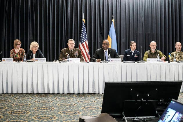 Bilder des Jahres 2022, News 04 April News Themen der Woche KW17 Spitzentreffen der Verteidigungsminister zum Ukraine-Krieg in Ramstein Aktuell, 26.04.2022, Ramstein Air Base, Lloyd J. Austin III Verteidigungsminister der Vereinigte Staaten von Amerika bei seinen einleitenden Worten zu Beginn des Spitzentreffen der Verteidigungsminister zum Ukraine-Krieg in Ramstein mit Christine Lambrecht Verteidigungsministerin von Deutschland, Mr. Oleksii Reznikov Ukraine, Gen Mark A. Milley Unites States, Dr. Detlaf Waechter Germany Ramstein Rheinland-Pfalz Deutschland