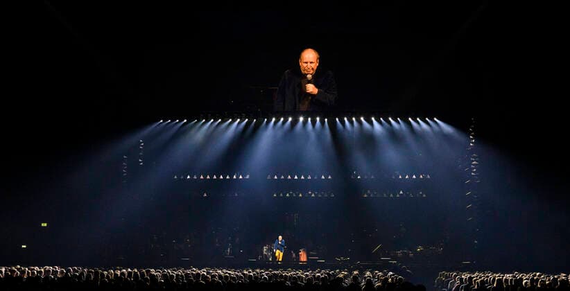 Bilder des Jahres 2022, Entertainment 04 April Entertainment Themen der Woche KW17 Entertainment Bilder des Tages Den tyske Oscar-, Grammy- og Golden Globe-vindende komponist Hans Zimmer iklaedt Ukraines farver og sit delvist ukrainske orkester paa scenen i Royal Arena onsdag den 27. april 2022. Hans Zimmer har lavet musik til mere end 200 projekter, der sammenlagt har indtjent taet paa svimlende 200 mia. kr.. , Copenhagen Copyright: TorbenxChristensen TorbenxChristensenx COP10686 spdk20220428-010115-L
