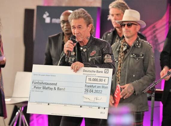 Bilder des Jahres 2022, Entertainment 04 April Entertainment Themen der Woche KW17 29.04.2022 Frankfurt am Main, Paulskirche Peter Maffay und Band mit Frankfurter Musikpreis ausgezeichnet Sänger Peter Maffay freut sich über den Scheck mit dem Geld unterstützt er Flüchtlinge aus der Ukraine
