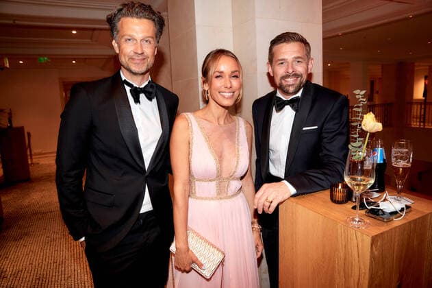 Bilder des Jahres 2022, Entertainment 04 April Entertainment Themen der Woche KW17 Bundespresseball im Hotel Adlon in Berlin Annemarie Carpendale mit Ehemann Wayne Carpendale und Klaas Heufer-Umlauf beim Bundespresseball im Hotel Adlon Kempinski in Berlin. Copyright: xEventpressxGolejewskix