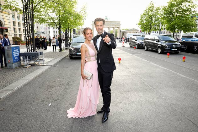 Bundespresseball im Hotel Adlon Kempinski in in Berlin Wayne Carpendale mit Ehefrau Annemarie Carpendale Bundespresseball im Hotel Adlon Kempinski in in Berlin Copyright: xEventpressx
