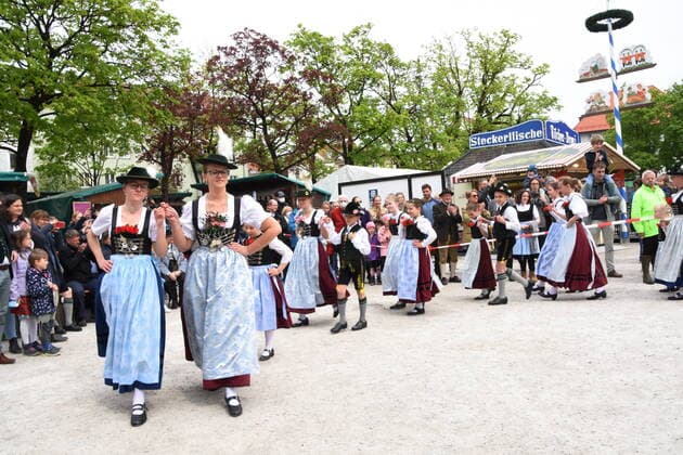 Bilder des Jahres 2022, News 04 April News Themen der Woche KW17 D Loisachthaler Stamm Verein Muenchen 30.04.2022 Auer Maidult-Eroeffnung Maria Hilfsplatz -Trachtlerinnen und Trachtler der Muenchner Vereine DÕLoisachthaler StammÒ. Muenchen