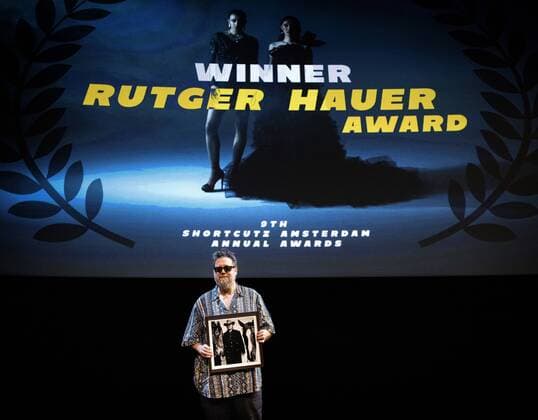 Bilder des Jahres 2022, Entertainment 05 Mai Entertainment Themen der Woche KW17 Entertainment Bilder des Tages 2022-05-01 20:45:44 AMSTERDAM - Director Martin Koolhoven receives the Rutger Hauer Award he won during the Shortcutz festival in the Eye Filmmuseum. The Rutger Hauer Award is presented annually to a person or an institution that has made an important contribution to the development and promotion of young film talent in the Netherlands. ANP RAMON VAN FLYMEN netherlands out - belgium out