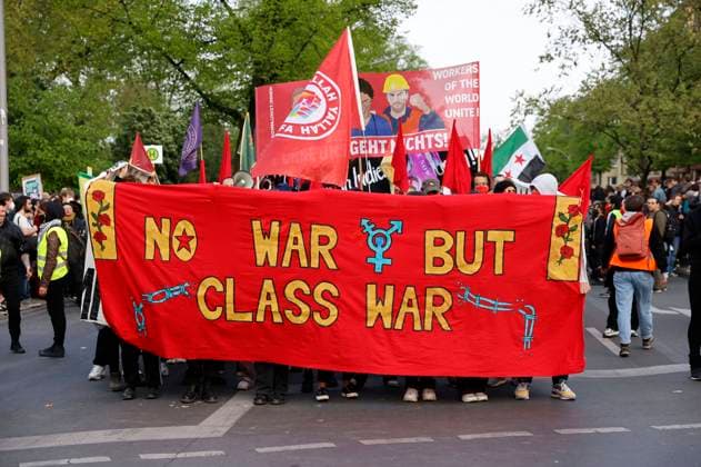Demonstranten bei der Revolutionären 1.Mai-Demo unter dem Motto Revolutionärer Erster Mai: Yallah Klassenkampf - No war but classwar! von Neukölln nach Kreuzberg. Berlin, 01.05.2022