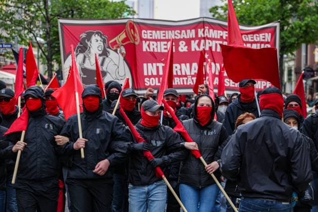 01.05.2022 Mehrere tausend Menschen demonstrieren am Tag der Arbeit auf der revolutionären Maidemonstration in Frankfurt am Main.