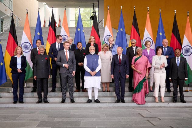 Bilder des Jahres 2022, News 05 Mai News Themen der Woche KW18 News Bilder des Tages 6. Deutsch-Indischen Regierungskonsultationen im Bundeskanzleramt Bundeskanzler Olaf Scholz (SPD) und der Premierminister der Republik Indien Narendra Modi während des gemeinsamen Gruppenfotos mit Minister:innen am 02.05.2022 im Bundeskanzleramt in Berlin. Berlin Bundeskanzleramt Berlin Deutschland
