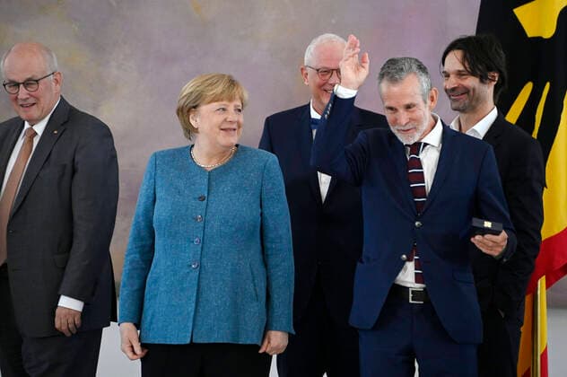 Bilder des Jahres 2022, Entertainment 05 Mai Entertainment Themen der Woche KW18 Entertainment Bilder des Tages Volker Kauder, Angela Merkel und Ulrich Matthes bei der Verleihung des Verdienstkreuzes 1. Klasse des Verdienstordens der Bundesrepublik Deutschland an Ulrich Matthes durch den Bundespräsidenten im Schloss Bellevue. Berlin, 03.05.2022