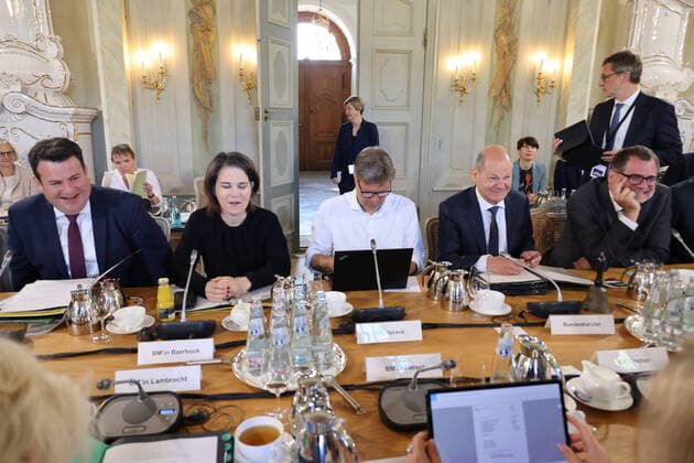 Bilder des Jahres 2022, News 05 Mai News Themen der Woche KW18 News Bilder des Tages Bundeskabinett und Klausurtagung , Germany, Meseberg, Brandenberg, Gaestehaus der Bundesregierung, Bundeskanzler Olaf Scholz mit dem Bundeskabinett auf Klusuertagung hier am Kabinettstisch Meseberg Brandenburg Germany