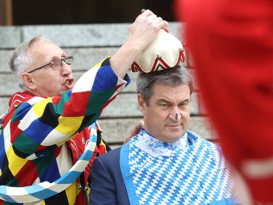 Bilder des Jahres 2022, News 05 Mai News Themen der Woche KW18 News Bilder des Tages Traditioneller Schäfflertanz im Garten der Bayerischen Staatskanzlei Dr. Markus Söder ( Soeder ) läßt die Schäffler im Garten der Staatskanzlei tanzen Markus Söder bekommt die Narrenkappe aufgesetzt, München Bayern Deutschland Garten der Staatskanzlei