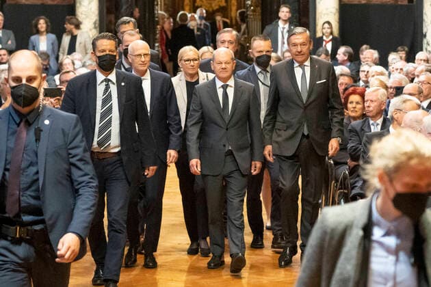 Bilder des Jahres 2022, News 05 Mai News Themen der Woche KW18 News Bilder des Tages Traditioneller Übersee-Tag zum 100jährigen Bestehen des Übersee-Clubs im Hamburger Rathaus - Olaf Scholz, Bundeskanzler mit Peter Tschentscher, Erster Bürgermeister Freie und Hansestadt Hamburg und Michael Behrendt, Präsident Übersee-Club bei ihrer Ankunft im großen Festsaal des Hamburger Rathauses;Traditioneller Übersee-Tag zum 100jährigen Bestehen des Übersee-Clubs im Hamburger Rathaus - Olaf Scholz, Bundeskanzler mit Peter Tschentscher, Erster Bürgermeister Freie und Hansestadt Hamburg und Michael Behrendt, Präsident Übersee-Club bei ihrer, Hamburg Hamburg Deutschland Rathaus