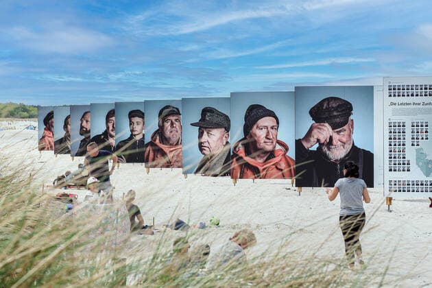 Bilder des Jahres 2022, News 05 Mai News Themen der Woche KW18 News Bilder des Tages 15. Umweltfotofestival HORIZONTE Zingst - 06.05.2021: Symbolbild: Fotografie - EAT IT - ABOUT FOOD, so der Titel des 15. Umweltfotofestivals HORIZONTE ZINGST vom 20.05. bis 29.05.2022 im Ostseebad Zingst. In den 16 Ausstellungen dreht es sich u.a. um das Thema Ernährung; von Verschwendung, über Knappheit bis hin zur globalen Produktion von Nahrungsmitteln für knapp acht Milliarden Menschen. Dieses Foto vom 24.05.2021 zeigt die Installation DIE LETZTEN IHRER ZUNFT am Strand. Es geht um die Küstenfischer. Zingst Mecklenburg-Vorpommern Deutschland